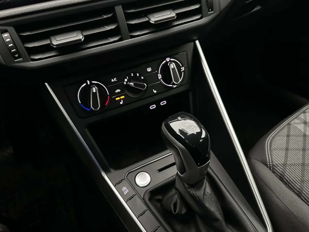1.0 TSI R-Line Virtual Camera Keyless Navi Dealer