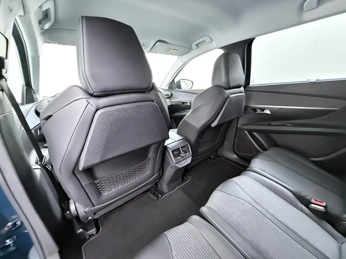 SUV Allure Pack Business 130pk Automaat | Navigatie | Camera achter | Cruise control | 18 inch lichtmetalen velgen | LED koplampen | Apple Carplay Android auto
