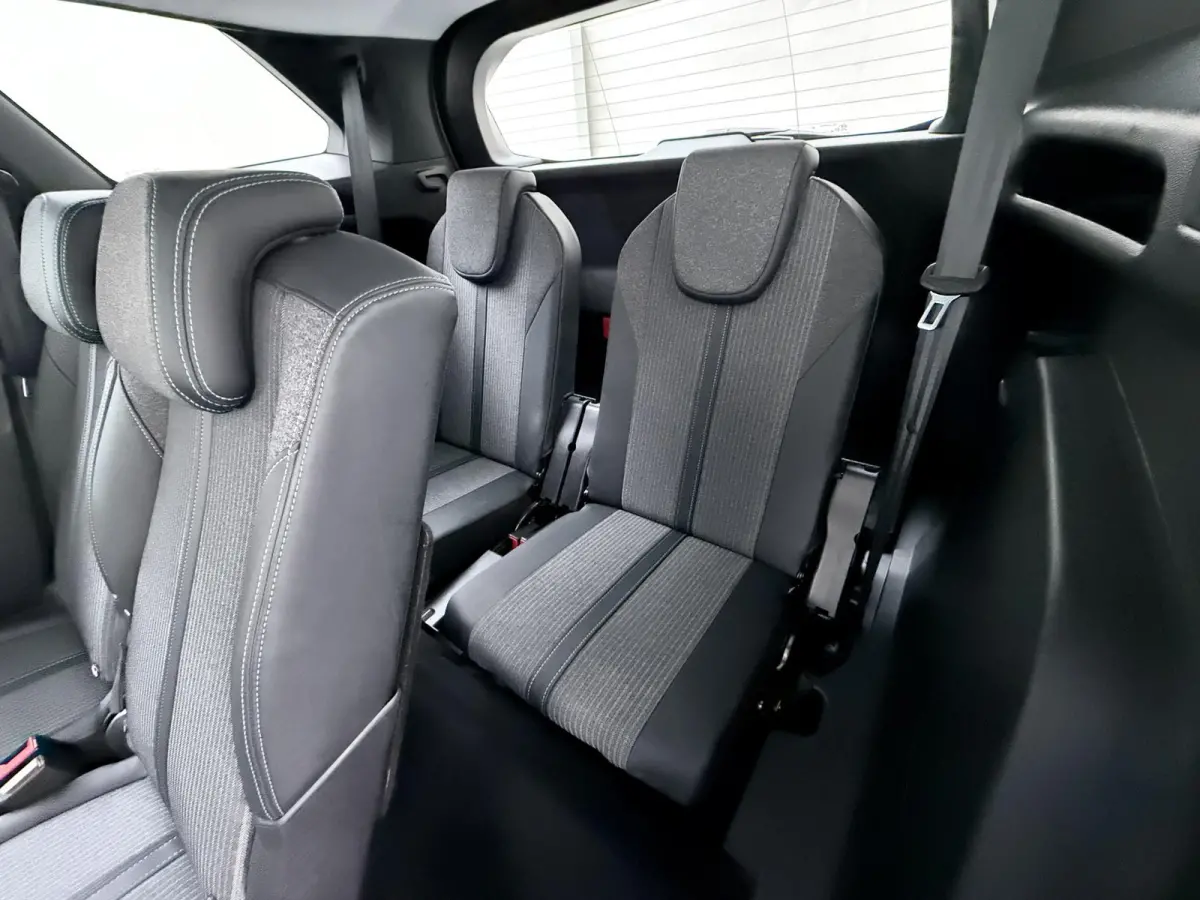 SUV Allure Pack Business 130pk Automaat | Navigatie | Camera achter | Cruise control | 18 inch lichtmetalen velgen | LED koplampen | Apple Carplay Android auto