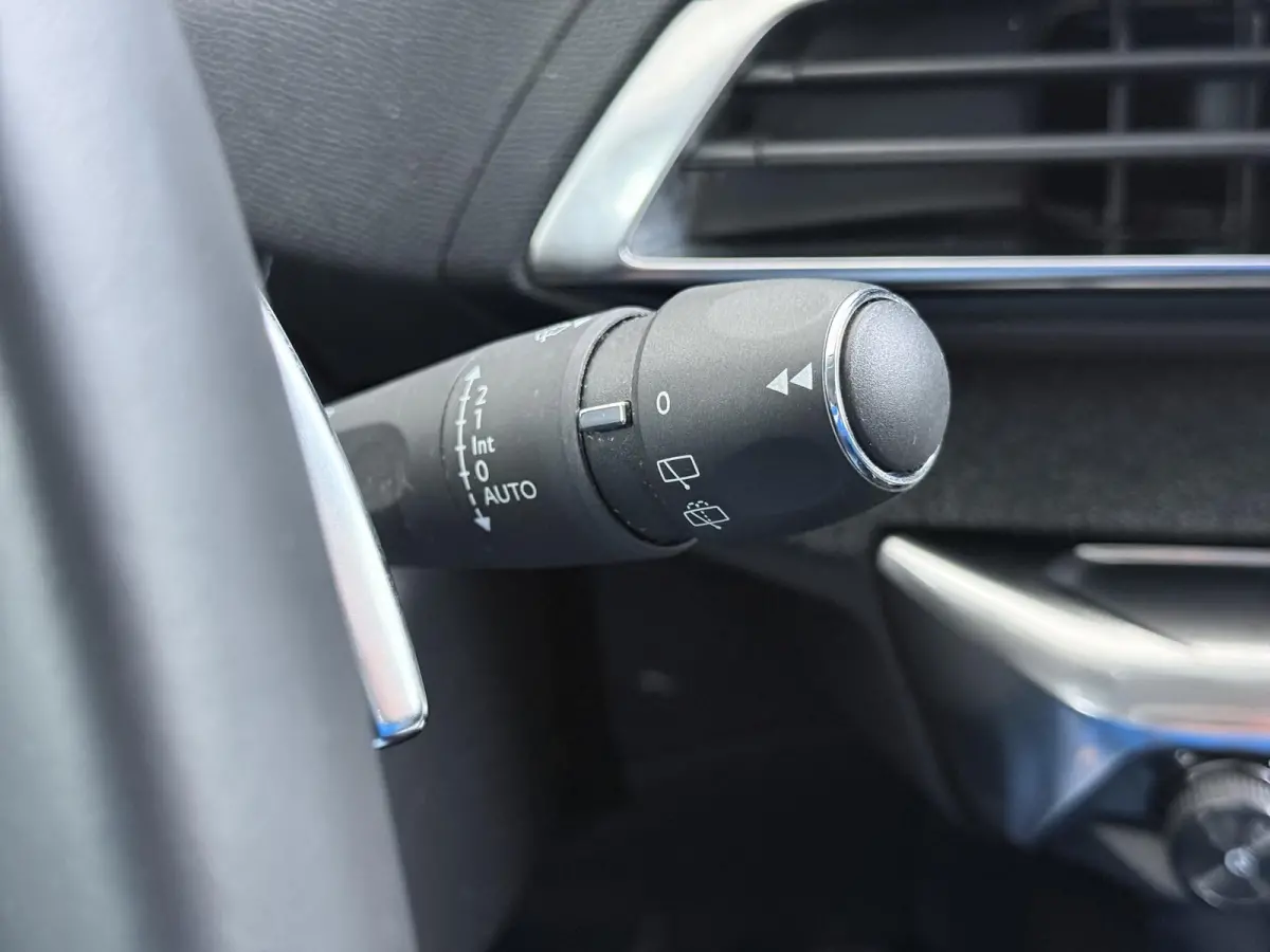 SUV Allure Pack Business 130pk Automaat | Navigatie | Camera achter | Cruise control | 18 inch lichtmetalen velgen | LED koplampen | Apple Carplay Android auto