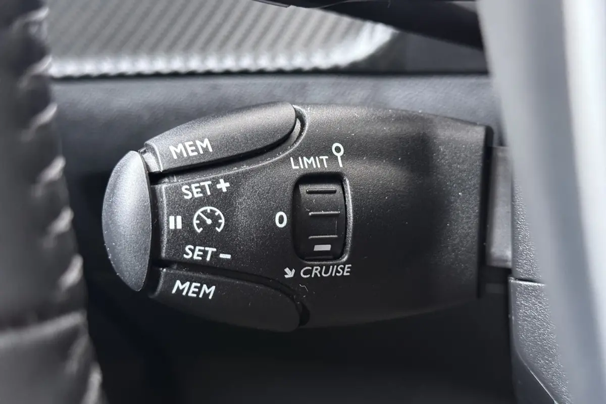 167 PK Aut. Hybrid Allure Half-Leder Climate Carplay 17'LMV
