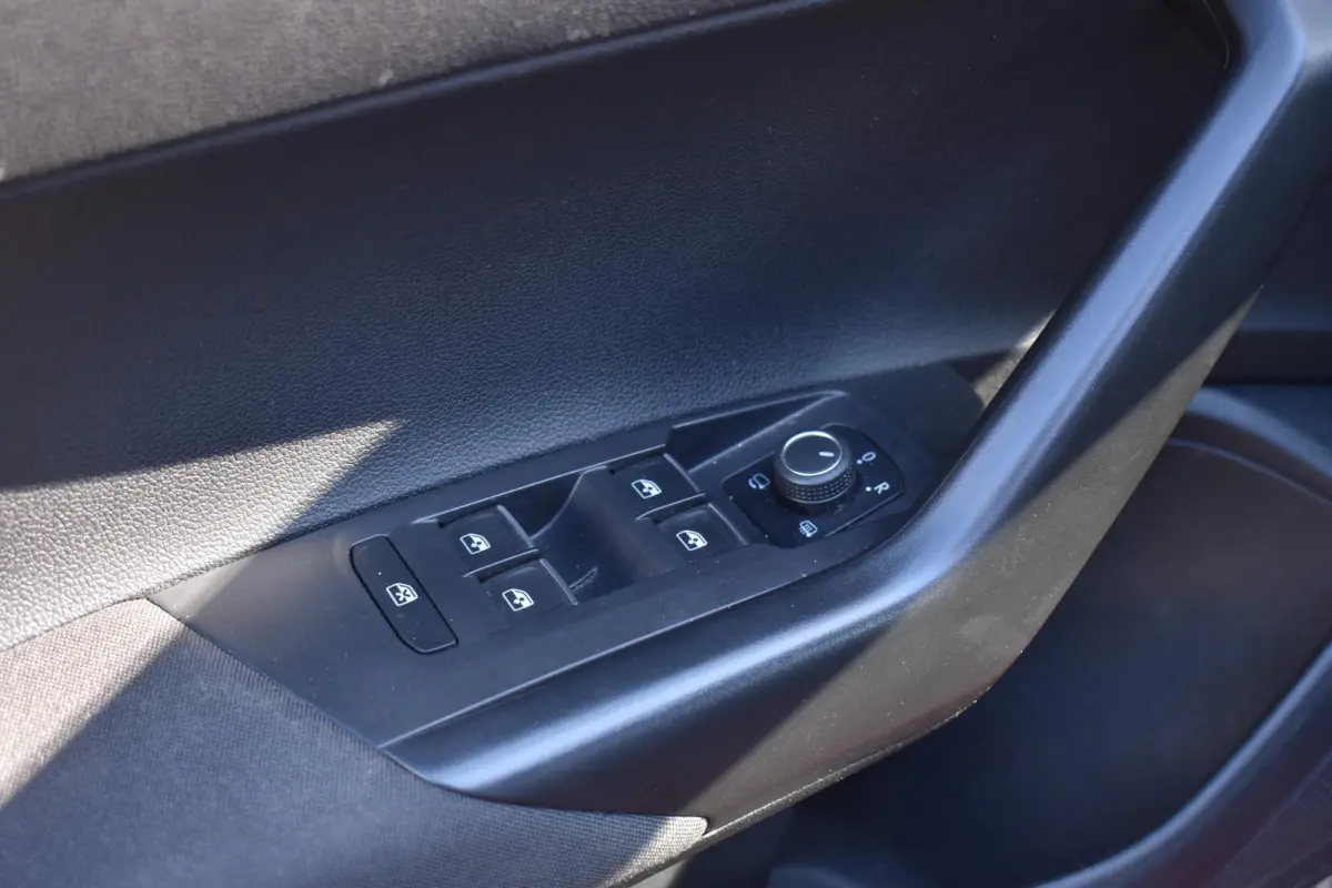 1.0 TSI R-Line Business Automaat | 3X R-Line | IQ-Light | Trekhaak | BSM | Navi | Digitaal Dash | Stoelverwarming | 12 mnd BOVAG garantie | Whatsapp 06-53188999