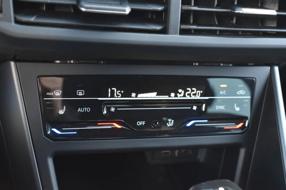 1.0 TSI R-Line Business Automaat | 3X R-Line | IQ-Light | Trekhaak | BSM | Navi | Digitaal Dash | Stoelverwarming | 12 mnd BOVAG garantie | Whatsapp 06-53188999