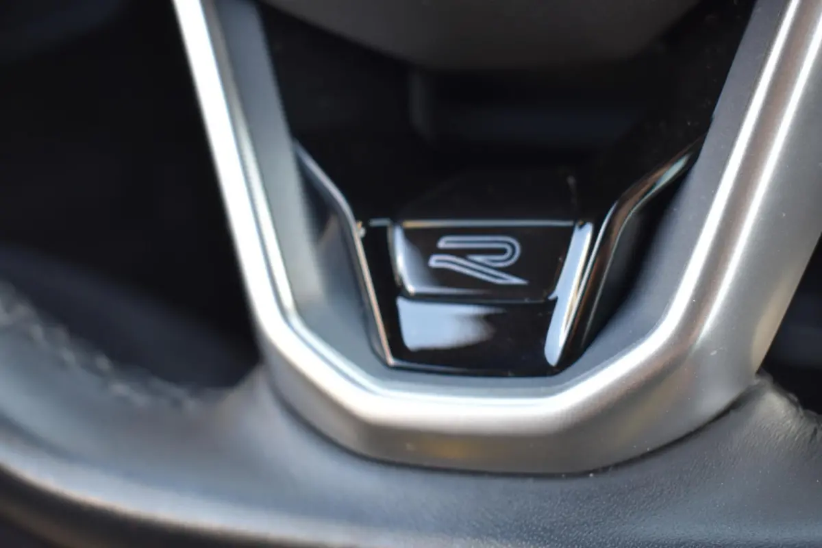 1.0 TSI R-Line Business Automaat | 3X R-Line | IQ-Light | Trekhaak | BSM | Navi | Digitaal Dash | Stoelverwarming | 12 mnd BOVAG garantie | Whatsapp 06-53188999