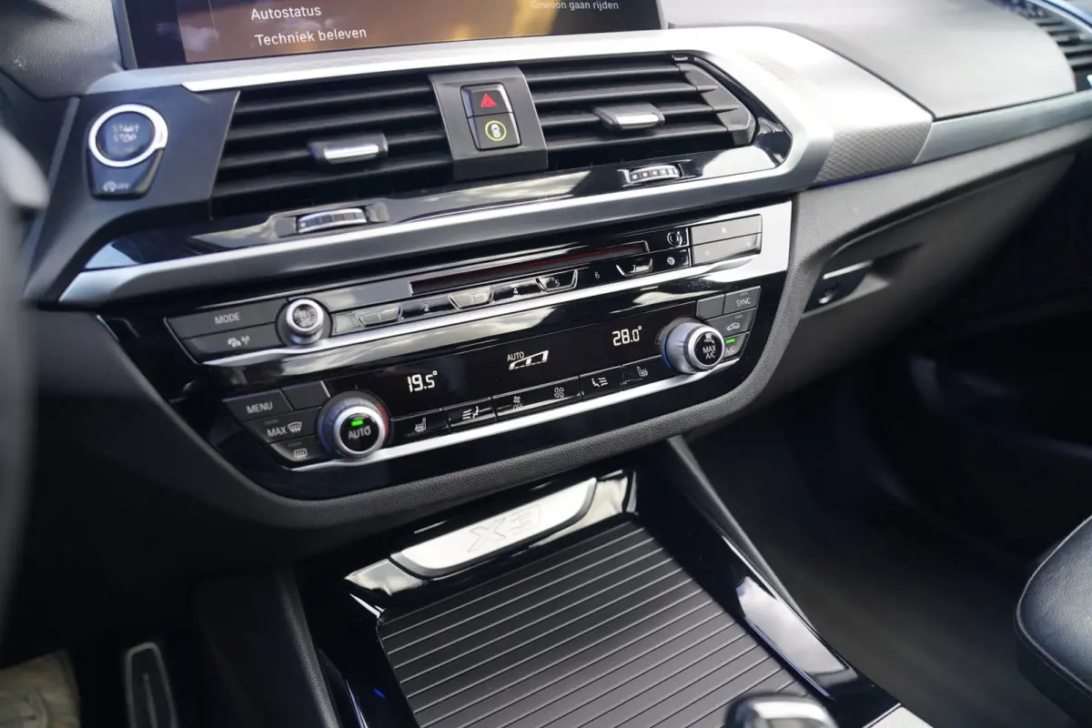 XDrive20i High Executive | M-pakket | BTW incl. | Panorama | Trekhaak | Harman Kardon | Facelift | 360cam | Stoelverwarming