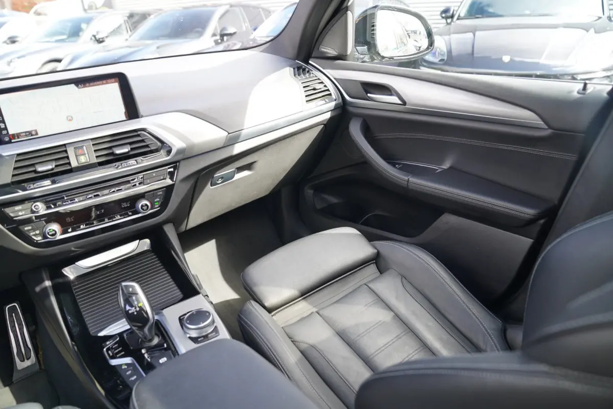 XDrive20i High Executive | M-pakket | BTW incl. | Panorama | Trekhaak | Harman Kardon | Facelift | 360cam | Stoelverwarming