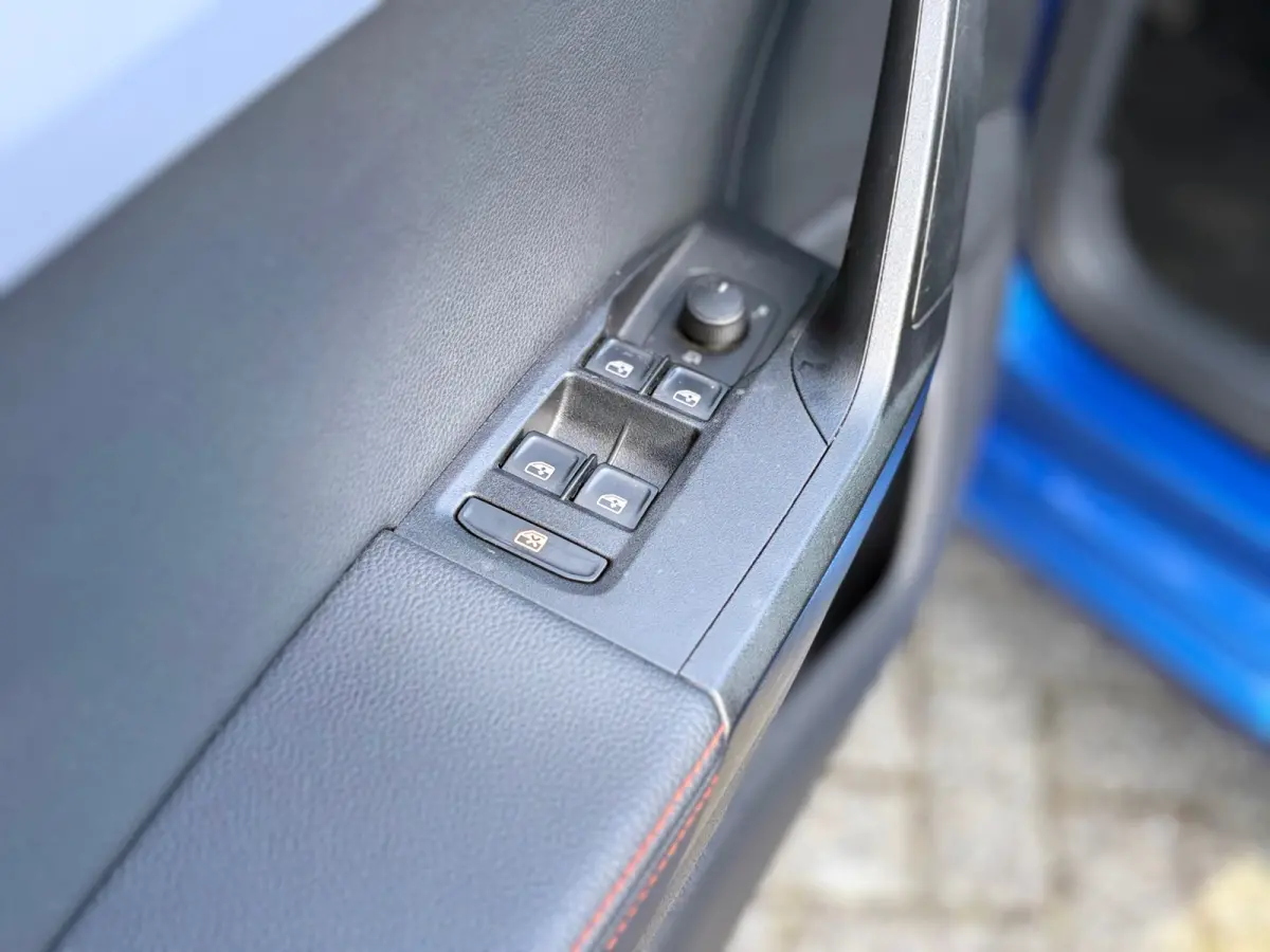 1.0 EcoTSI FR Business Intense - Saphire Blue - Carplay/Camera/Virtual