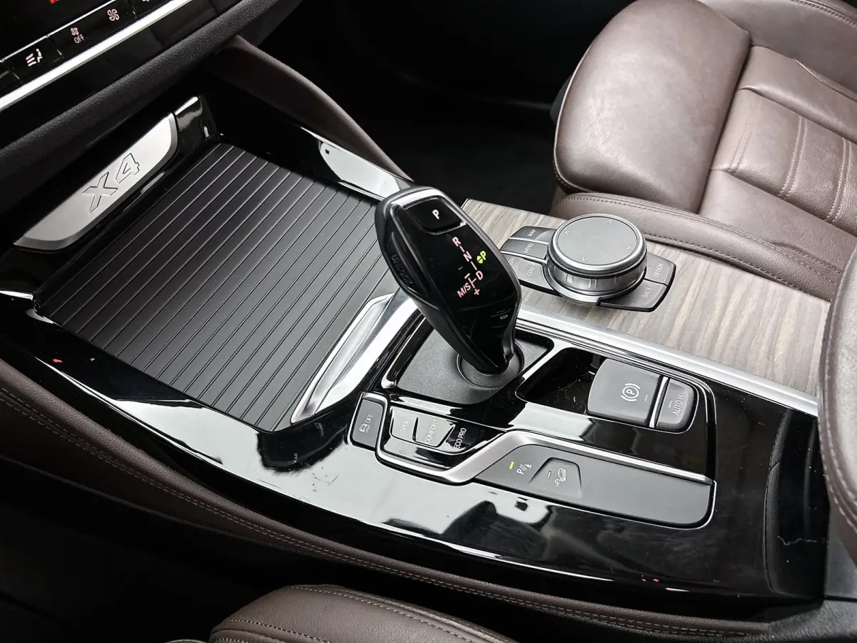 XDrive20i High Executive (Dealer Onderh, Navi, Head-up, Parkeersensoren V+A,, StoelV, Climate Control, Cruise Control, Etc)