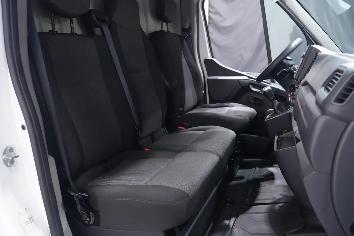 2.3 dCi 150 pk L3H2 Navi, Camera Dode Hoek Assist, Opstap achter, PDC V+A, 3-Zits