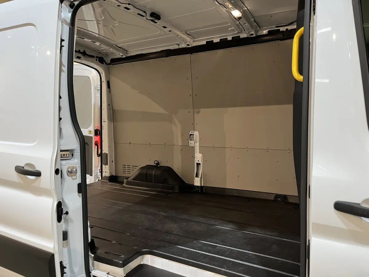 390 (3500 kg) L2H2 Trend 68 kWh / 100% Elektrisch !! / Airco / Cruise Control / CarPlay / Camera / Navigatie / 3-Zits / 13.850 KM !!