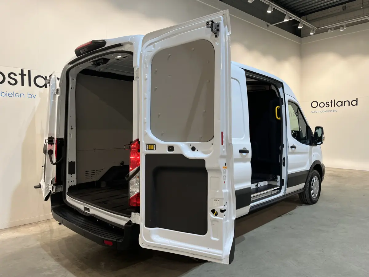 390 (3500 kg) L2H2 Trend 68 kWh / 100% Elektrisch !! / Airco / Cruise Control / CarPlay / Camera / Navigatie / 3-Zits / 13.850 KM !!