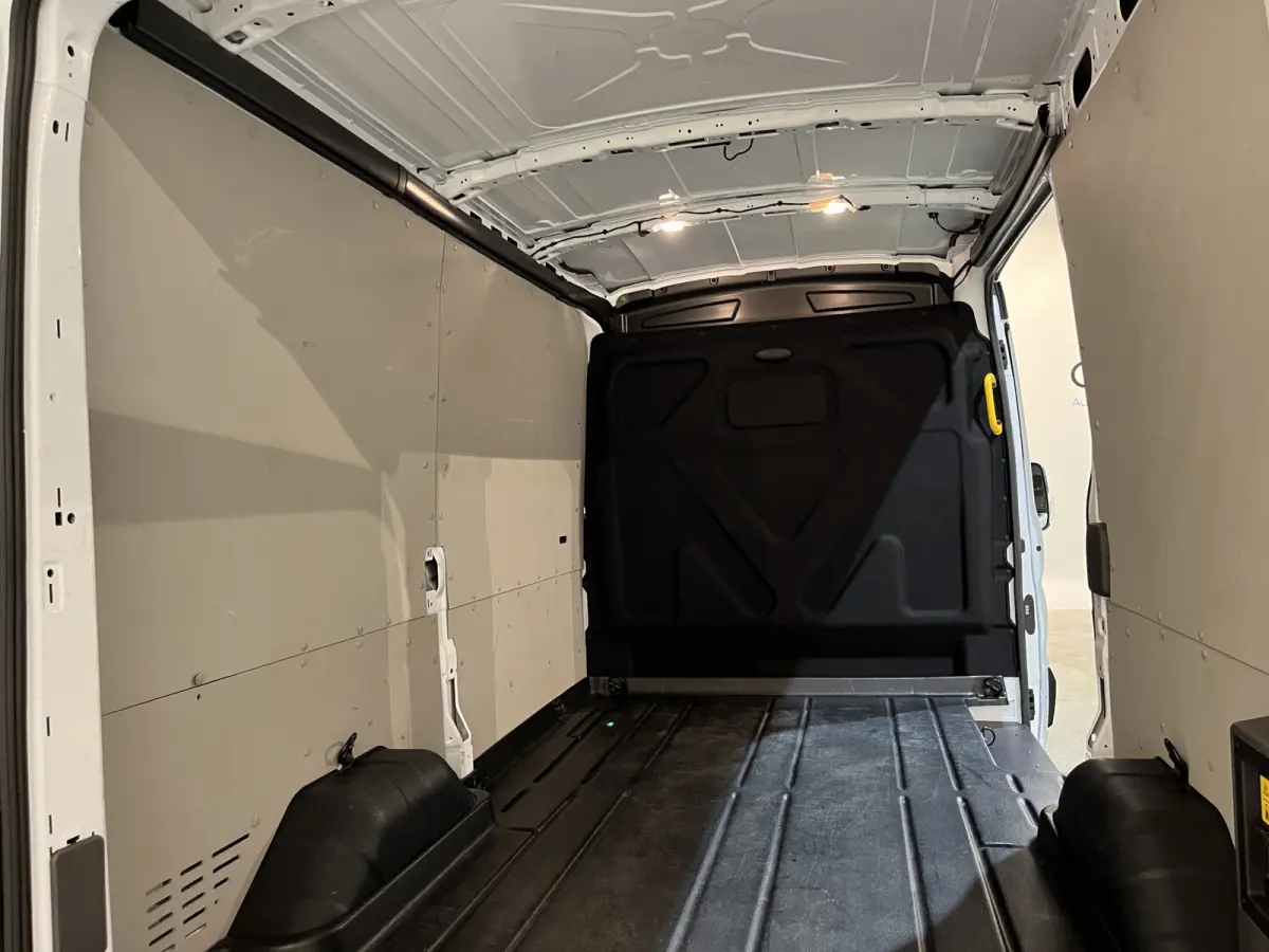 390 (3500 kg) L2H2 Trend 68 kWh / 100% Elektrisch !! / Airco / Cruise Control / CarPlay / Camera / Navigatie / 3-Zits / 13.850 KM !!