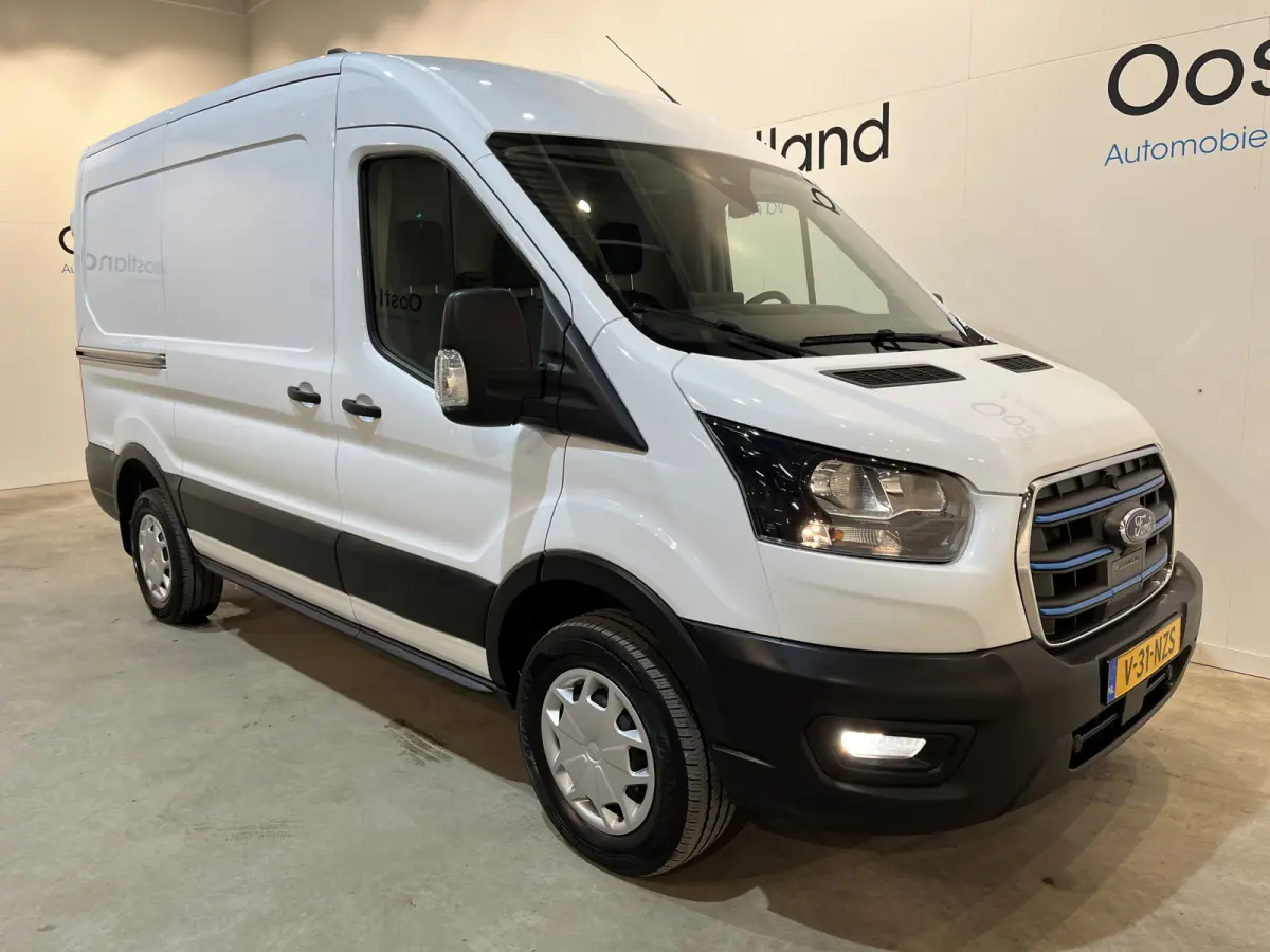 390 (3500 kg) L2H2 Trend 68 kWh / 100% Elektrisch !! / Airco / Cruise Control / CarPlay / Camera / Navigatie / 3-Zits / 13.850 KM !!