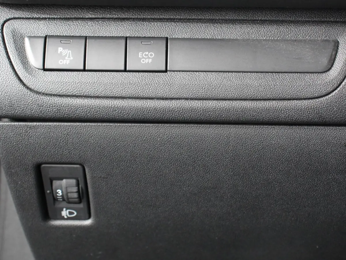 1.2 PureTech 110pk Automaat Allure Cruise control Parkeersensoren achter LED Navigatie Climate Control Extra Getint glas Lichtmetalen Velgen