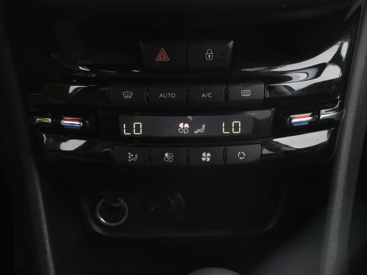 1.2 PureTech 110pk Automaat Allure Cruise control Parkeersensoren achter LED Navigatie Climate Control Extra Getint glas Lichtmetalen Velgen