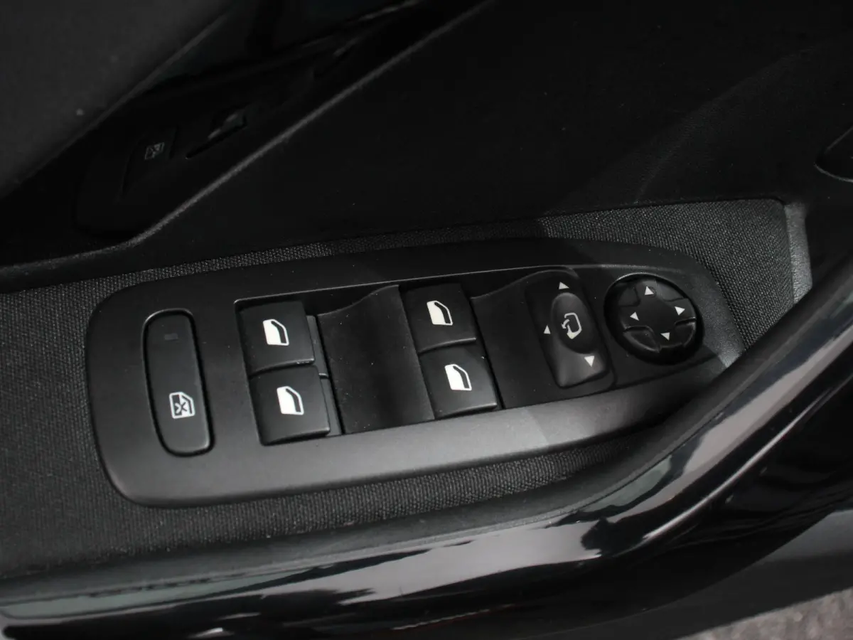 1.2 PureTech 110pk Automaat Allure Cruise control Parkeersensoren achter LED Navigatie Climate Control Extra Getint glas Lichtmetalen Velgen