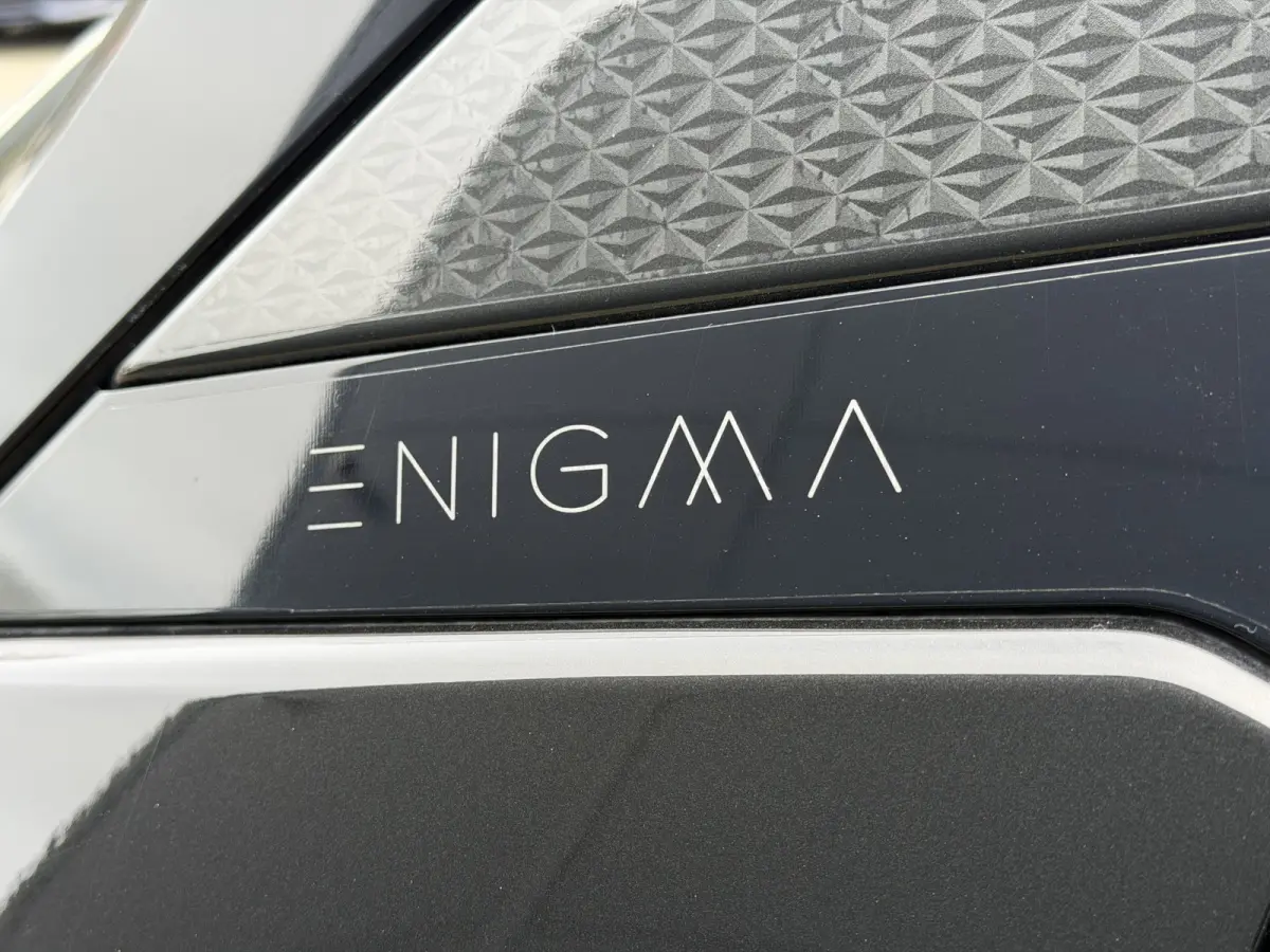 115pk Enigma (Camera - Stoel-/- voorruitverwarming - LED - Keyless Entry - 19"- Automatische Airco - Navigatie)