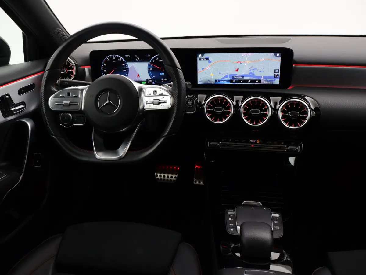 250e 218 PK SEDAN + PANORAMA | SFEERVERLICHTING | APPLE CARPLAY | MEMORY | STOELVERWARMING