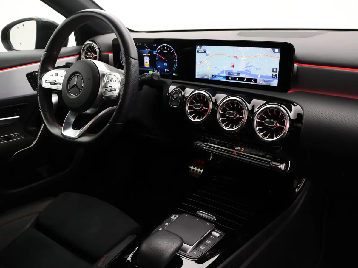 250e 218 PK SEDAN + PANORAMA | SFEERVERLICHTING | APPLE CARPLAY | MEMORY | STOELVERWARMING