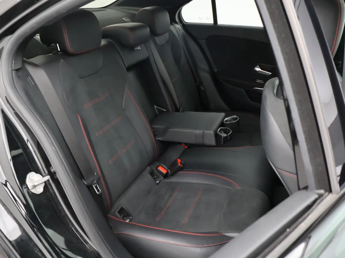250e 218 PK SEDAN + PANORAMA | SFEERVERLICHTING | APPLE CARPLAY | MEMORY | STOELVERWARMING