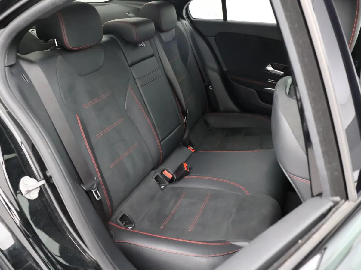250e 218 PK SEDAN + PANORAMA | SFEERVERLICHTING | APPLE CARPLAY | MEMORY | STOELVERWARMING