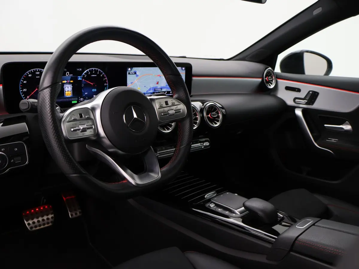 250e 218 PK SEDAN + PANORAMA | SFEERVERLICHTING | APPLE CARPLAY | MEMORY | STOELVERWARMING