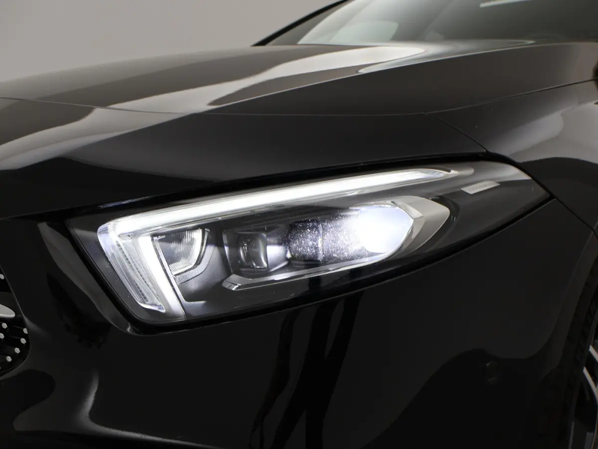 250e 218 PK SEDAN + PANORAMA | SFEERVERLICHTING | APPLE CARPLAY | MEMORY | STOELVERWARMING