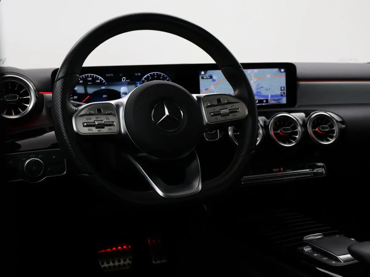 250e 218 PK SEDAN + PANORAMA | SFEERVERLICHTING | APPLE CARPLAY | MEMORY | STOELVERWARMING