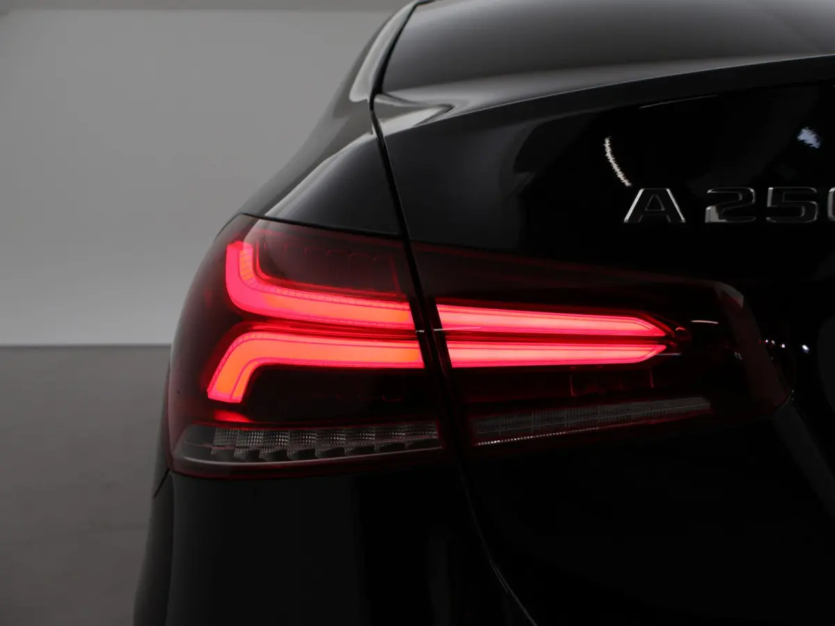 250e 218 PK SEDAN + PANORAMA | SFEERVERLICHTING | APPLE CARPLAY | MEMORY | STOELVERWARMING