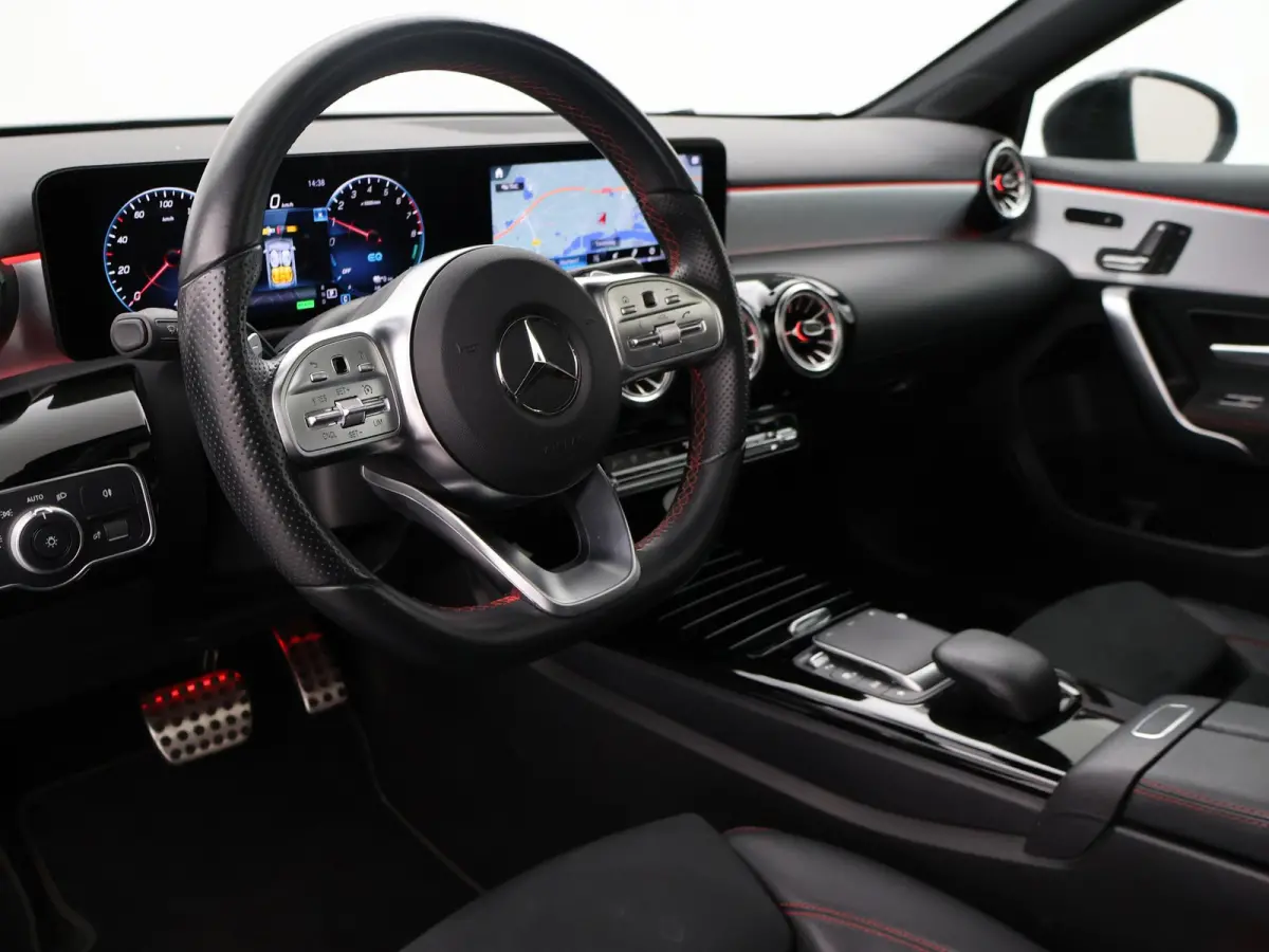 250e 218 PK SEDAN + PANORAMA | SFEERVERLICHTING | APPLE CARPLAY | MEMORY | STOELVERWARMING
