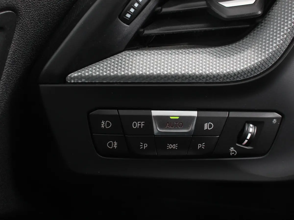 118i Automaat Sportline Business Edition Navigatie Cruise control LED Parkeersensor achter Navigatie Apple Carplay/ Android Auto Lichtmetalen velgen Digitale Cockpit