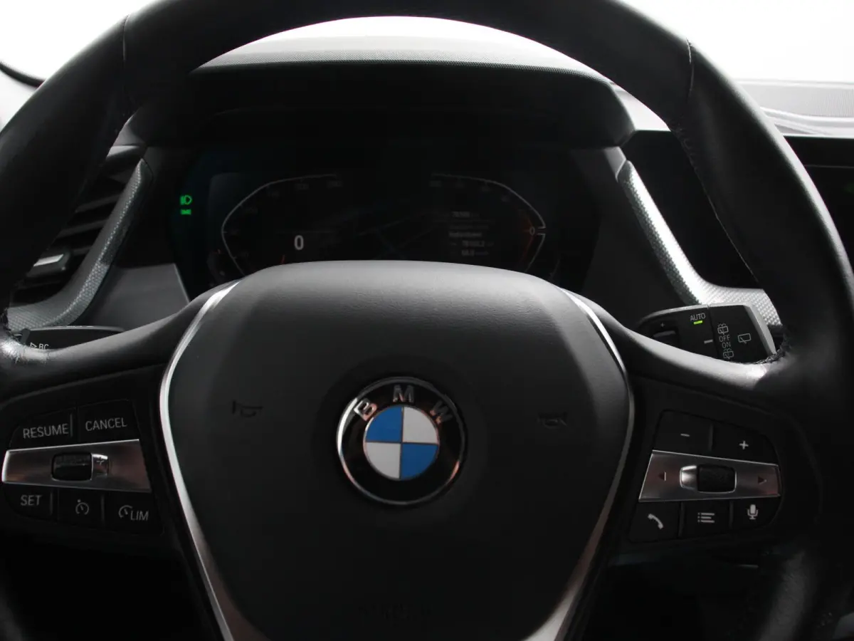 118i Automaat Sportline Business Edition Navigatie Cruise control LED Parkeersensor achter Navigatie Apple Carplay/ Android Auto Lichtmetalen velgen Digitale Cockpit