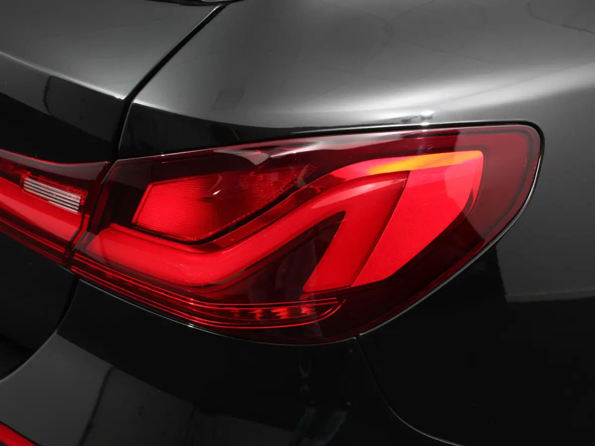 118i Automaat Sportline Business Edition Navigatie Cruise control LED Parkeersensor achter Navigatie Apple Carplay/ Android Auto Lichtmetalen velgen Digitale Cockpit