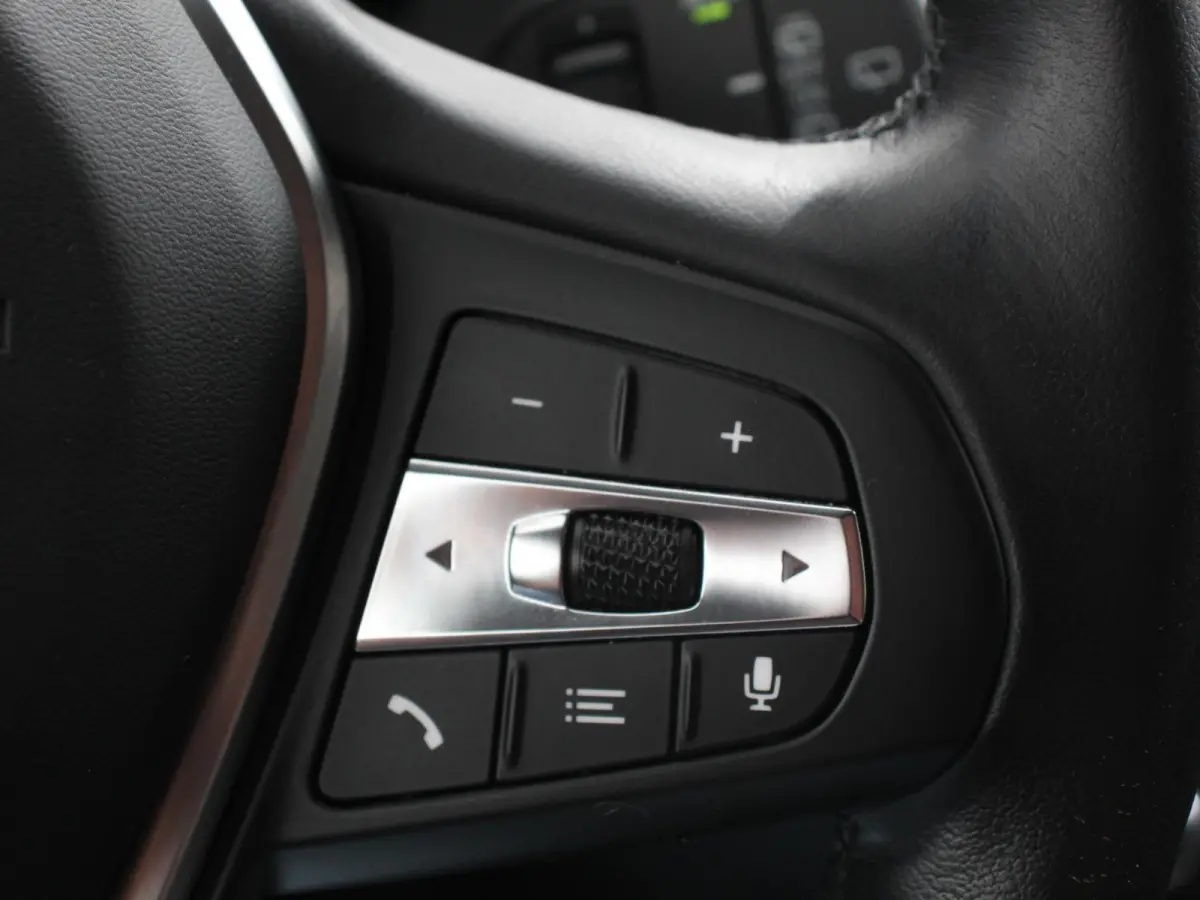 118i Automaat Sportline Business Edition Navigatie Cruise control LED Parkeersensor achter Navigatie Apple Carplay/ Android Auto Lichtmetalen velgen Digitale Cockpit