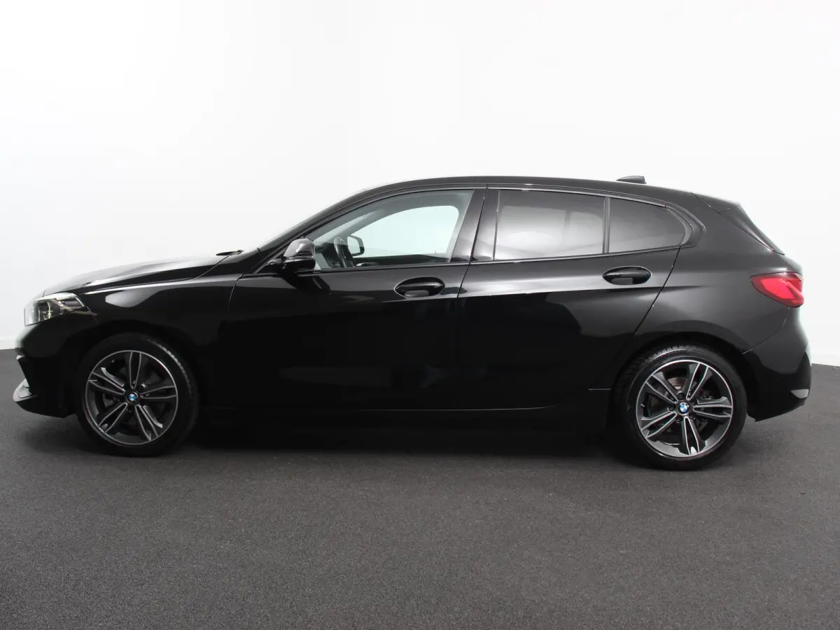 118i Automaat Sportline Business Edition Navigatie Cruise control LED Parkeersensor achter Navigatie Apple Carplay/ Android Auto Lichtmetalen velgen Digitale Cockpit