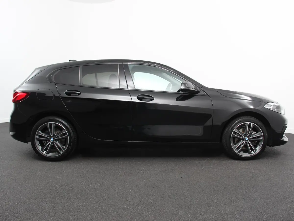 118i Automaat Sportline Business Edition Navigatie Cruise control LED Parkeersensor achter Navigatie Apple Carplay/ Android Auto Lichtmetalen velgen Digitale Cockpit
