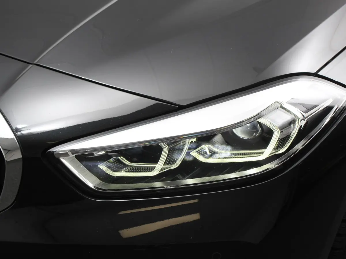 118i Automaat Sportline Business Edition Navigatie Cruise control LED Parkeersensor achter Navigatie Apple Carplay/ Android Auto Lichtmetalen velgen Digitale Cockpit