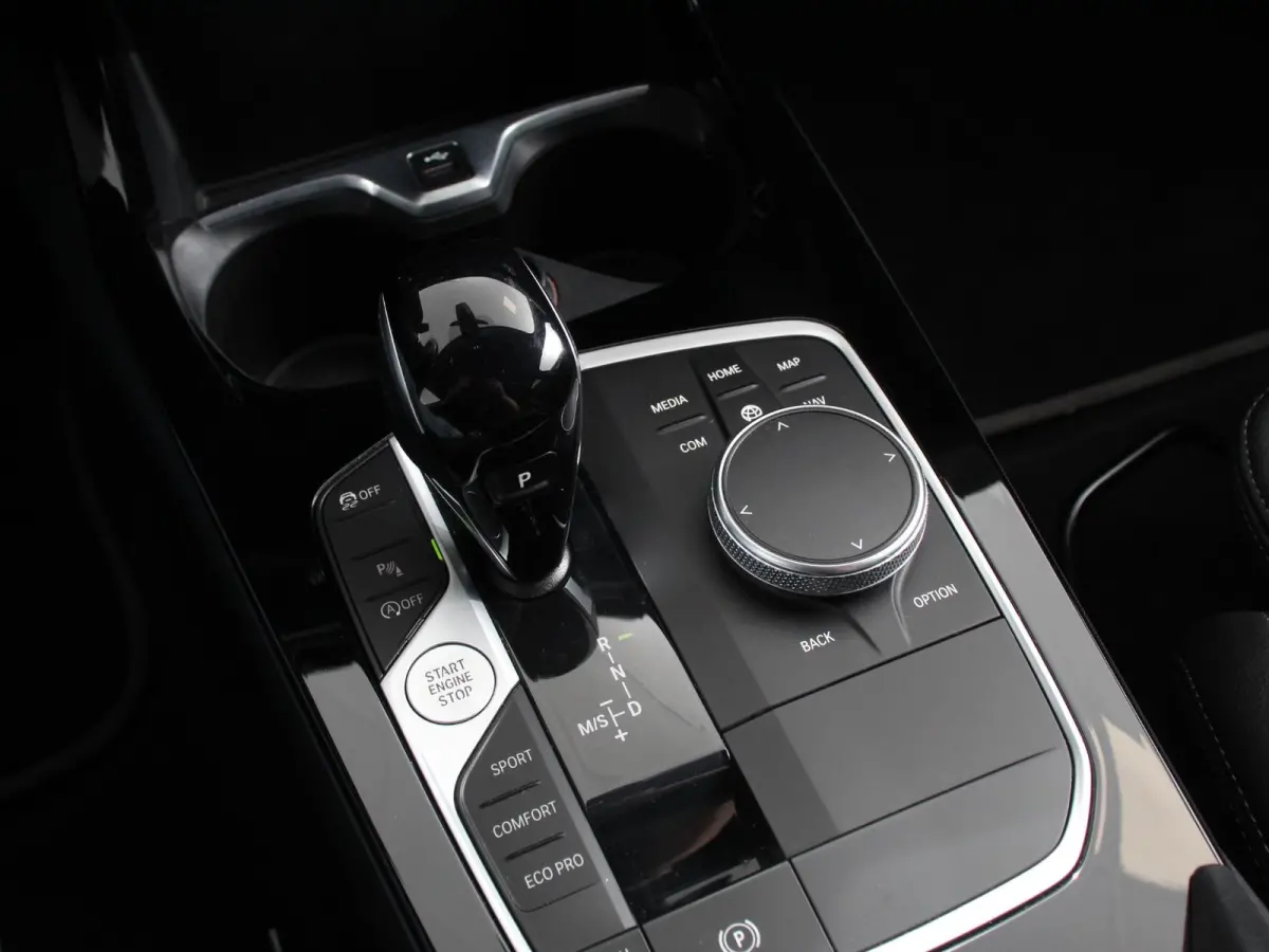 118i Automaat Sportline Business Edition Navigatie Cruise control LED Parkeersensor achter Navigatie Apple Carplay/ Android Auto Lichtmetalen velgen Digitale Cockpit