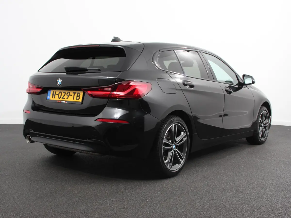 118i Automaat Sportline Business Edition Navigatie Cruise control LED Parkeersensor achter Navigatie Apple Carplay/ Android Auto Lichtmetalen velgen Digitale Cockpit