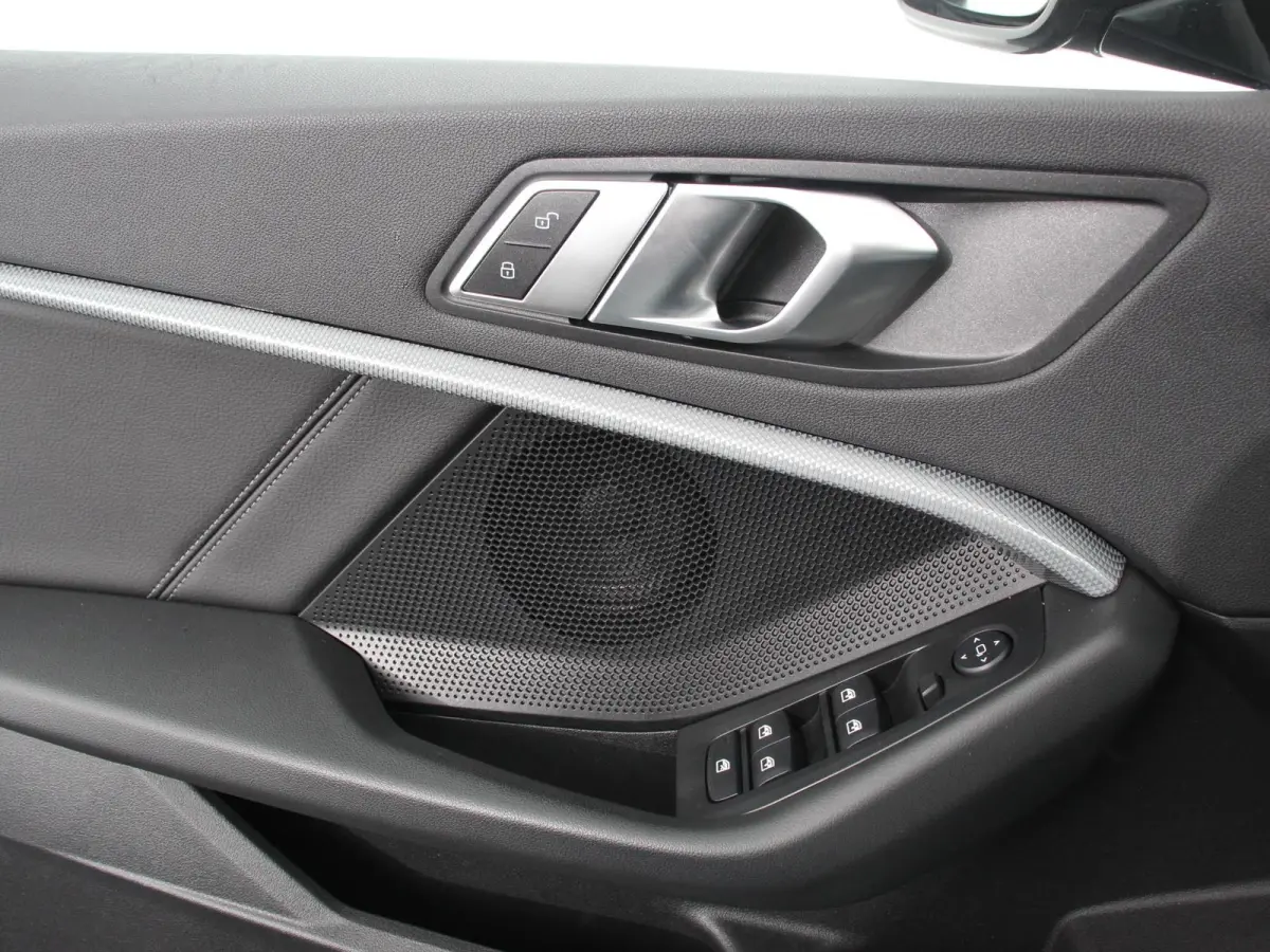 118i Automaat Sportline Business Edition Navigatie Cruise control LED Parkeersensor achter Navigatie Apple Carplay/ Android Auto Lichtmetalen velgen Digitale Cockpit