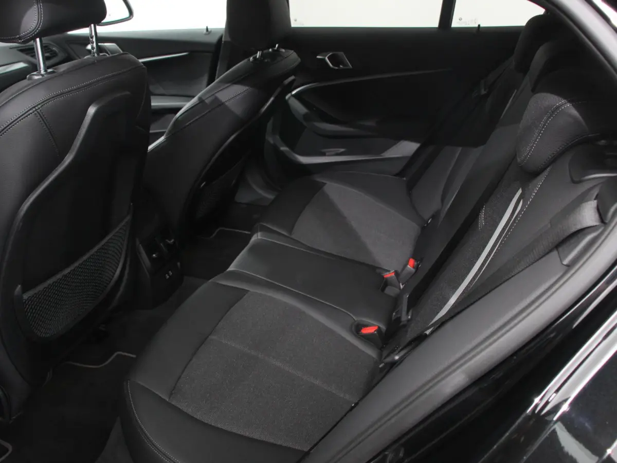 118i Automaat Sportline Business Edition Navigatie Cruise control LED Parkeersensor achter Navigatie Apple Carplay/ Android Auto Lichtmetalen velgen Digitale Cockpit