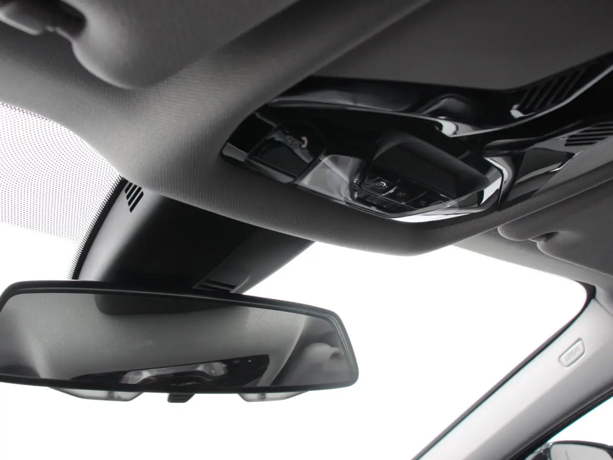 118i Automaat Sportline Business Edition Navigatie Cruise control LED Parkeersensor achter Navigatie Apple Carplay/ Android Auto Lichtmetalen velgen Digitale Cockpit
