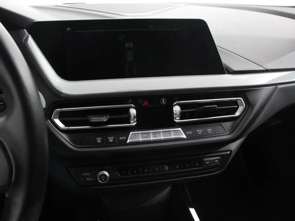 118i Automaat Sportline Business Edition Navigatie Cruise control LED Parkeersensor achter Navigatie Apple Carplay/ Android Auto Lichtmetalen velgen Digitale Cockpit