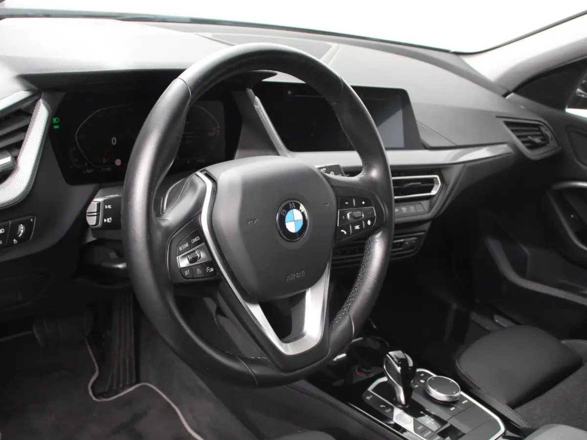 118i Automaat Sportline Business Edition Navigatie Cruise control LED Parkeersensor achter Navigatie Apple Carplay/ Android Auto Lichtmetalen velgen Digitale Cockpit