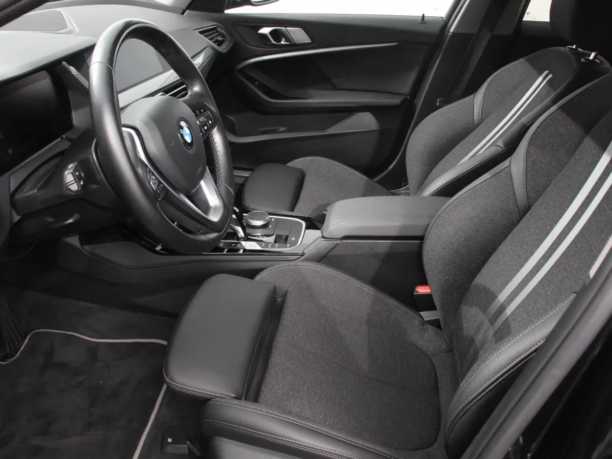 118i Automaat Sportline Business Edition Navigatie Cruise control LED Parkeersensor achter Navigatie Apple Carplay/ Android Auto Lichtmetalen velgen Digitale Cockpit