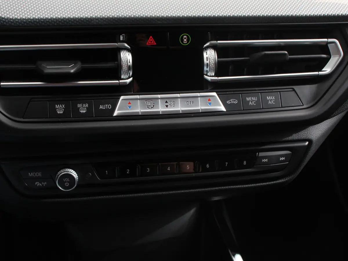 118i Automaat Sportline Business Edition Navigatie Cruise control LED Parkeersensor achter Navigatie Apple Carplay/ Android Auto Lichtmetalen velgen Digitale Cockpit