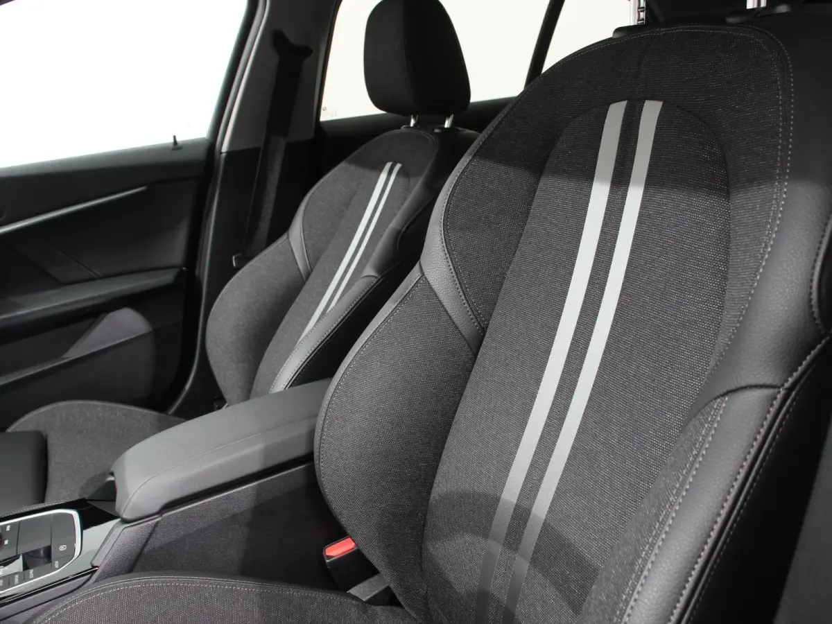 118i Automaat Sportline Business Edition Navigatie Cruise control LED Parkeersensor achter Navigatie Apple Carplay/ Android Auto Lichtmetalen velgen Digitale Cockpit