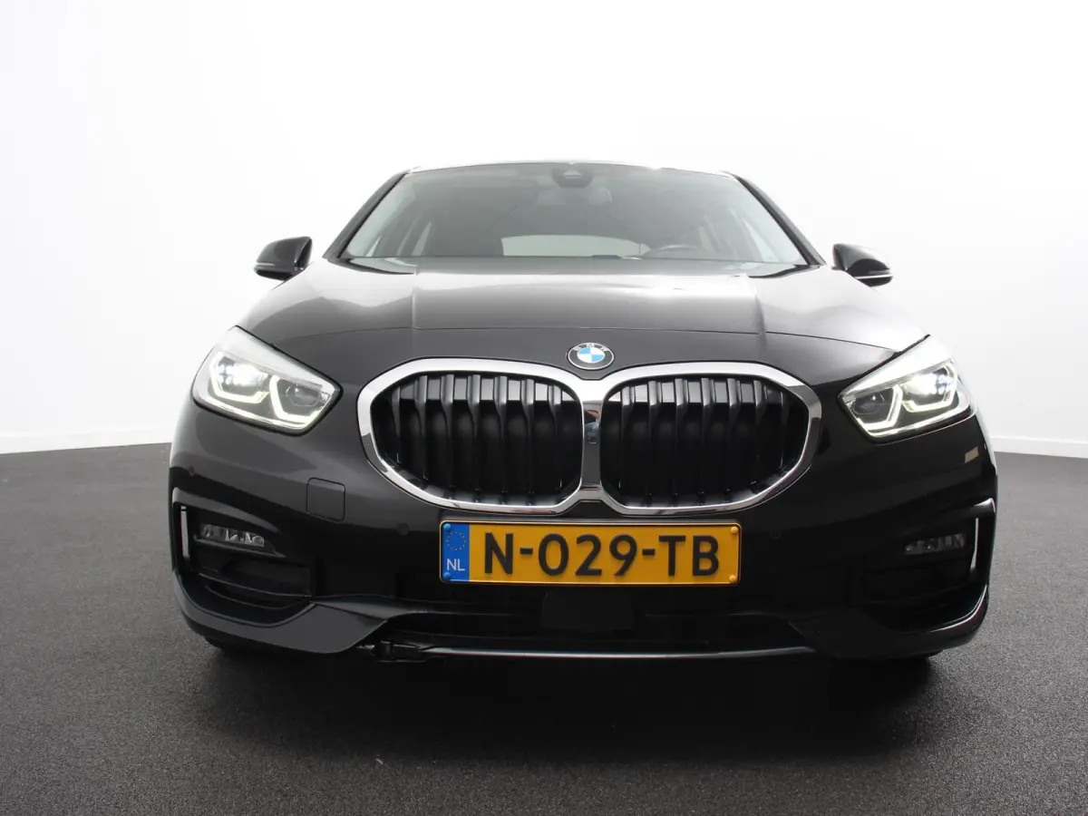118i Automaat Sportline Business Edition Navigatie Cruise control LED Parkeersensor achter Navigatie Apple Carplay/ Android Auto Lichtmetalen velgen Digitale Cockpit