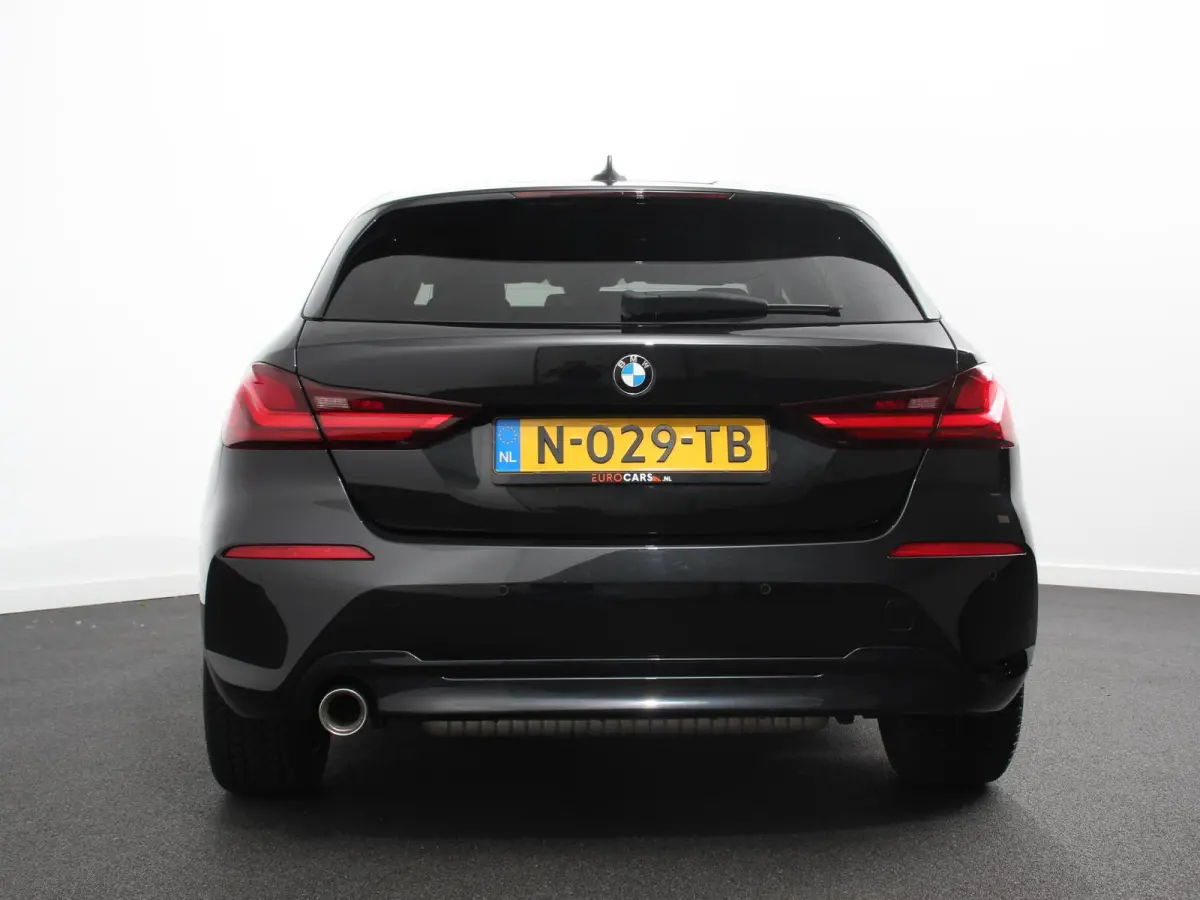 118i Automaat Sportline Business Edition Navigatie Cruise control LED Parkeersensor achter Navigatie Apple Carplay/ Android Auto Lichtmetalen velgen Digitale Cockpit