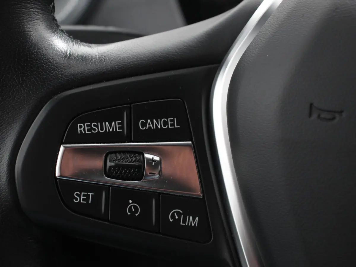118i Automaat Sportline Business Edition Navigatie Cruise control LED Parkeersensor achter Navigatie Apple Carplay/ Android Auto Lichtmetalen velgen Digitale Cockpit